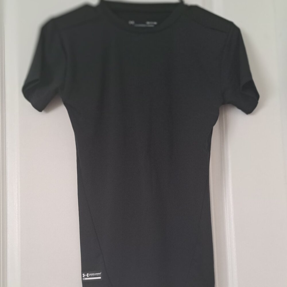 Under Armour  Boys' Heat Gear Short Sleeve  T- Shirt Sz S/P/ CH NWT
